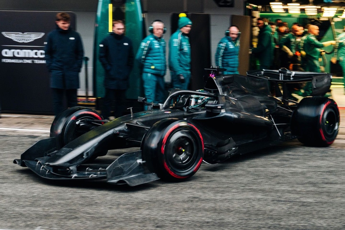 Adrian Newey 承認 Aston Martin 趕不及為 Barcelona Shakedown 上漆 AMR26