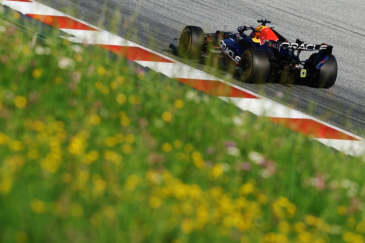 Red Bull RB22 升級包測試遇挫：Verstappen 稱關鍵套件仍「hit-and-miss」