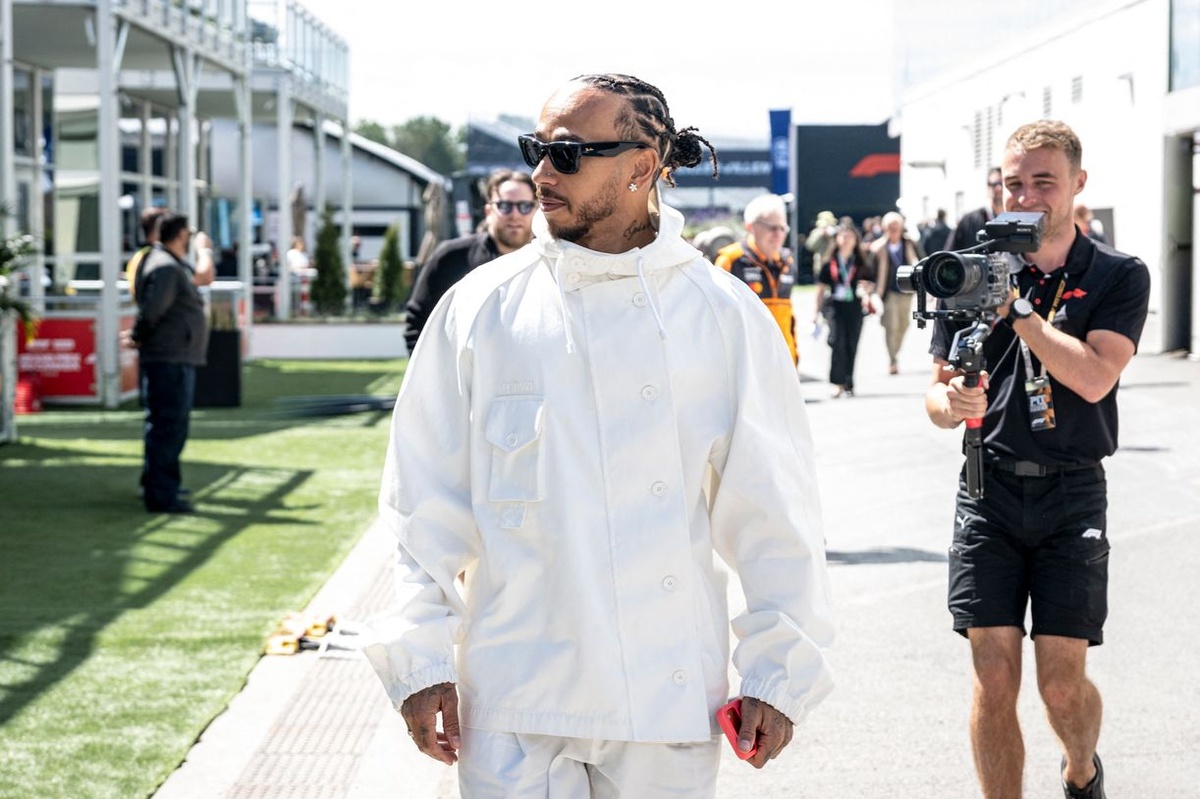 Hamilton 以全白 Loewe 造型現身加拿大站 paddock