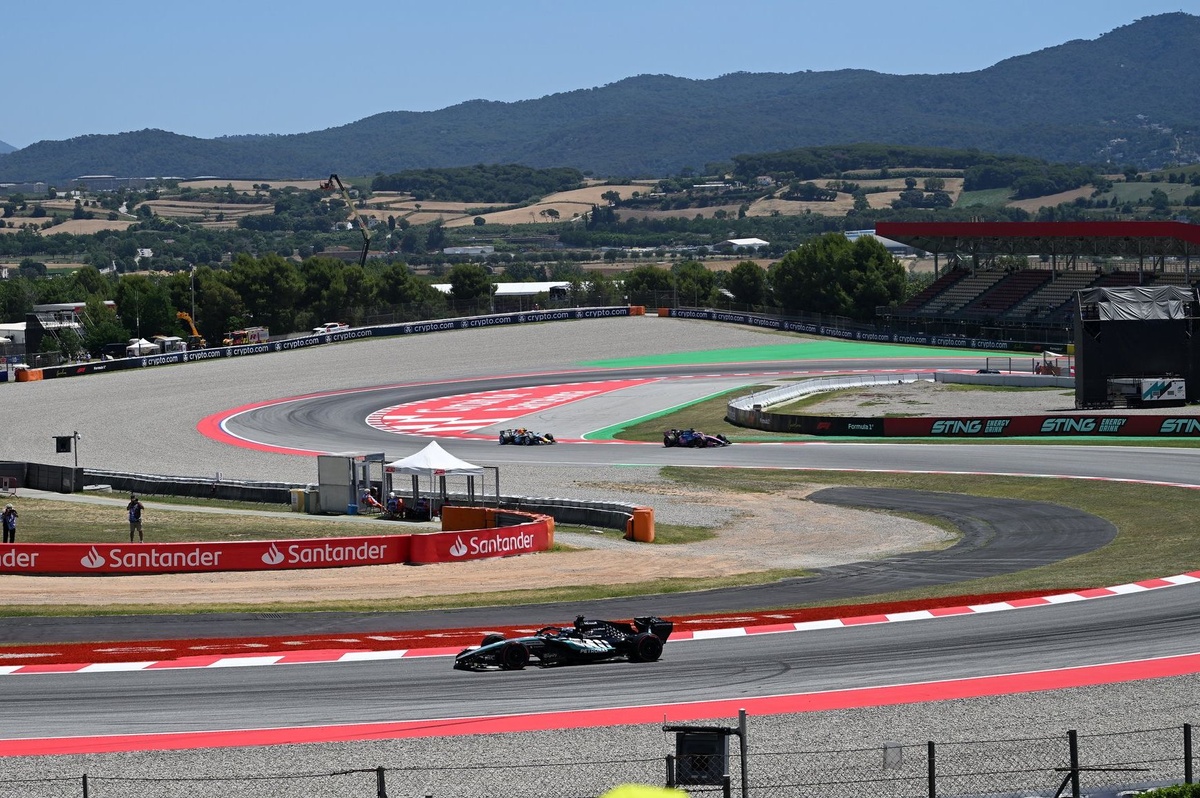 Russell Barcelona FP3 掀開混戰　力壓 Piastri 與 Leclerc