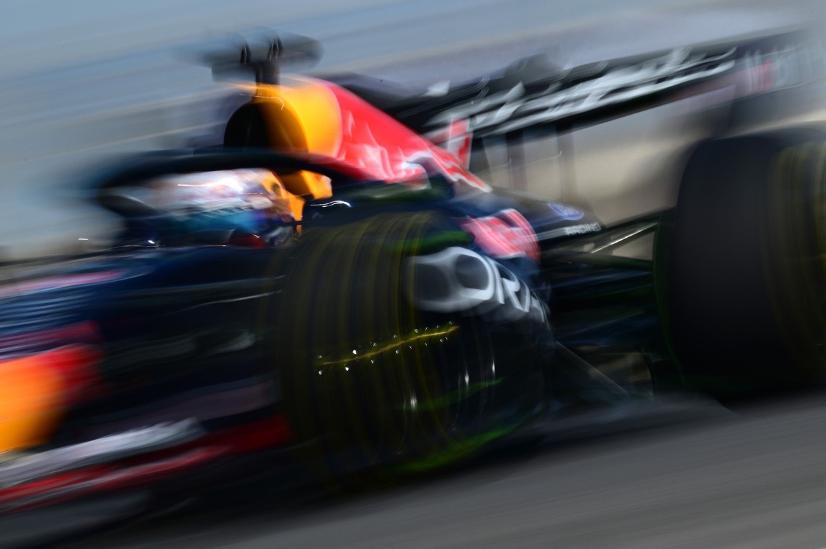 「或許直路中段就煞車」維斯塔潘諷刺2026年F1動力單元「災難」