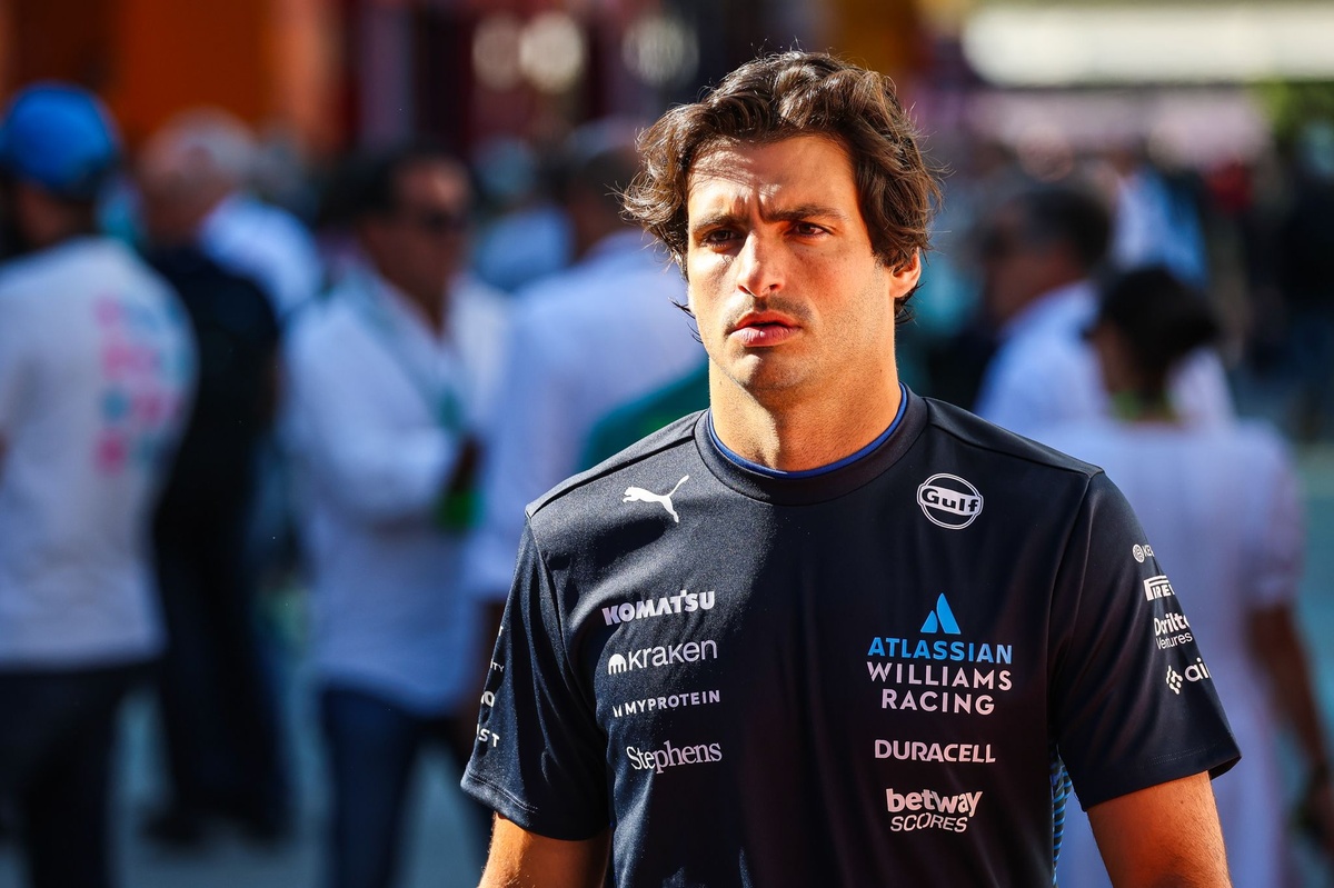 Carlos Sainz 溫暖會面七歲小粉絲 Thea 背後 Sparkles 幸運貼紙故事