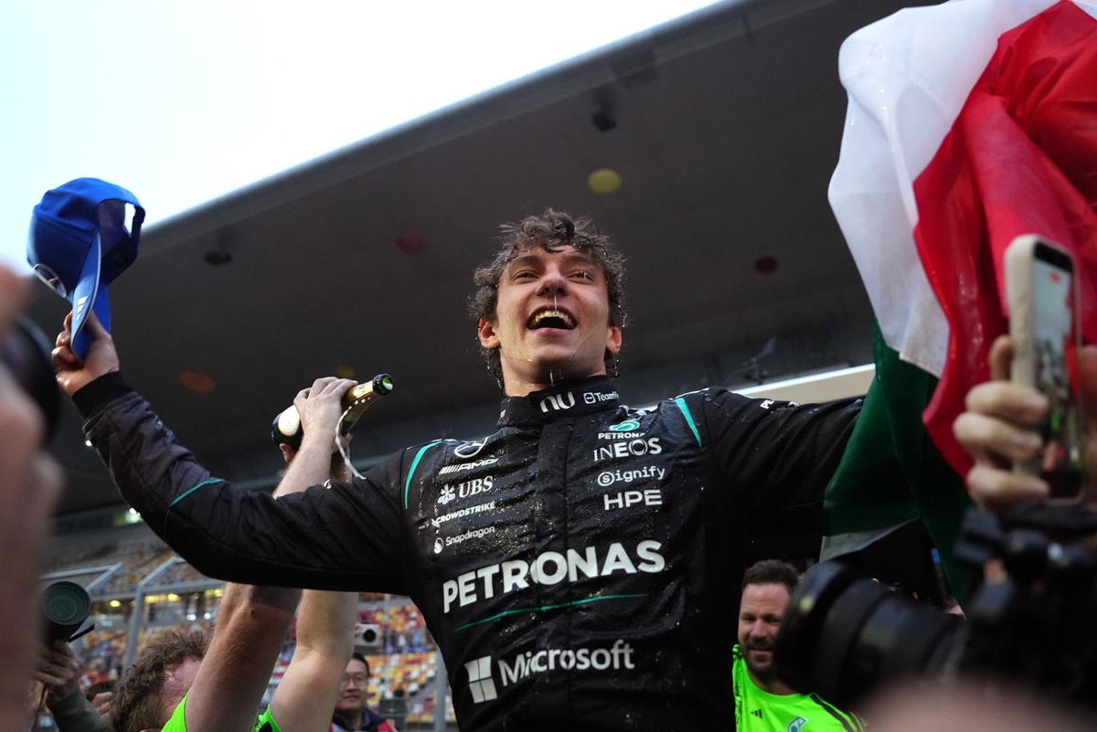 Kimi Antonelli 中國大獎賽奪首勝 車隊圈熱烈恭賀