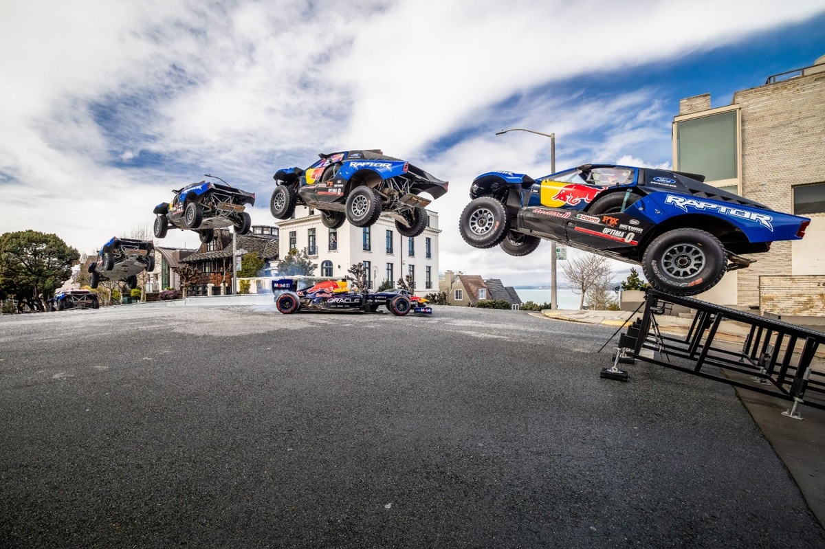 觀看：Ford Dakar 卡車躍過 Red Bull RB7 震撼舊金山特技
