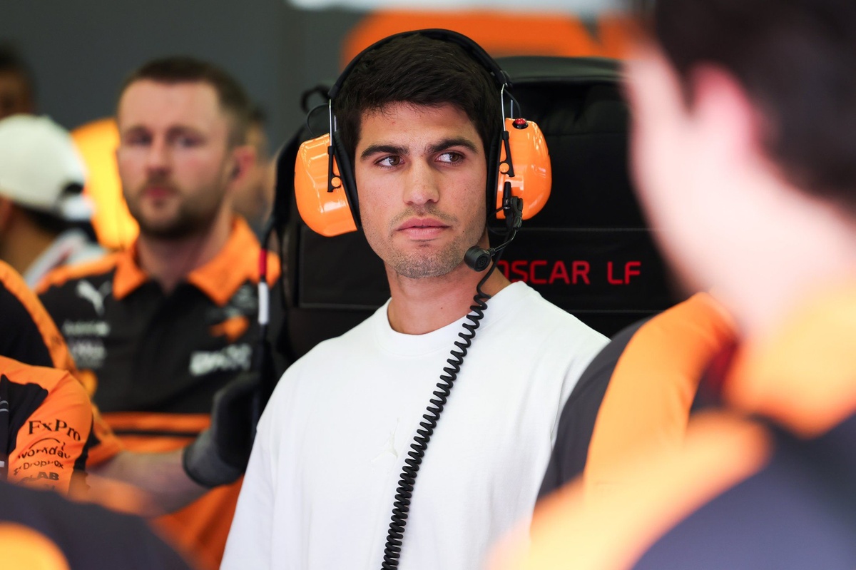 網球世界第一 Alcaraz 訪問巴林 F1 測試 與偶像 Alonso 相聚