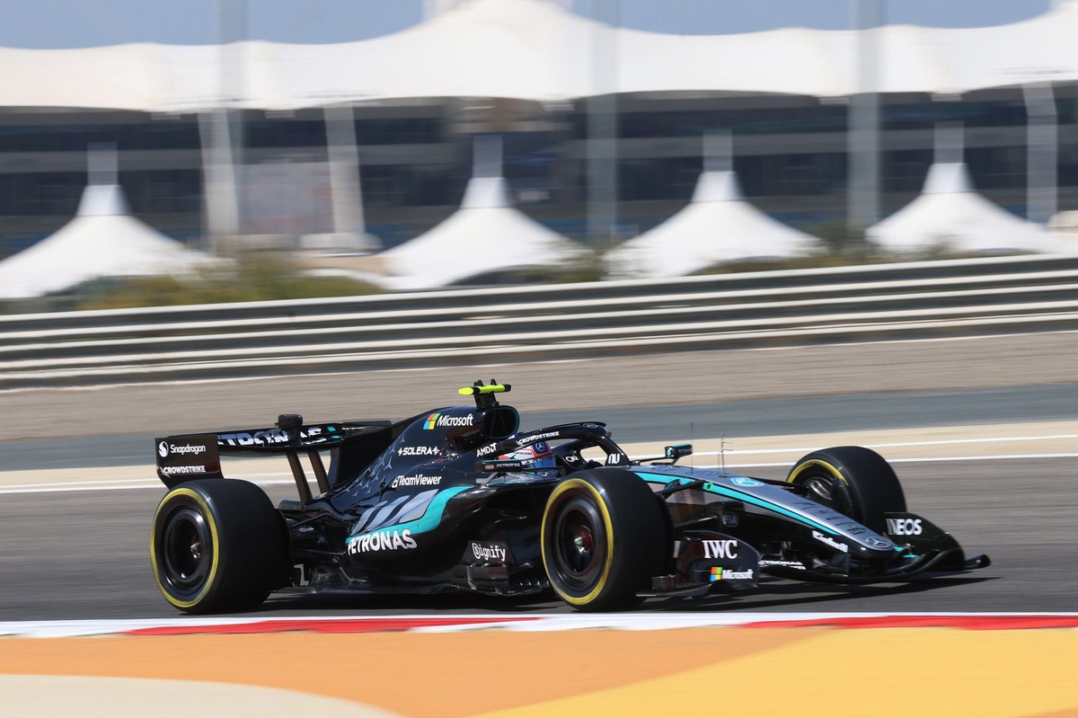 Mercedes 與 adidas 推出 2026 Silver Arrows 系列服飾