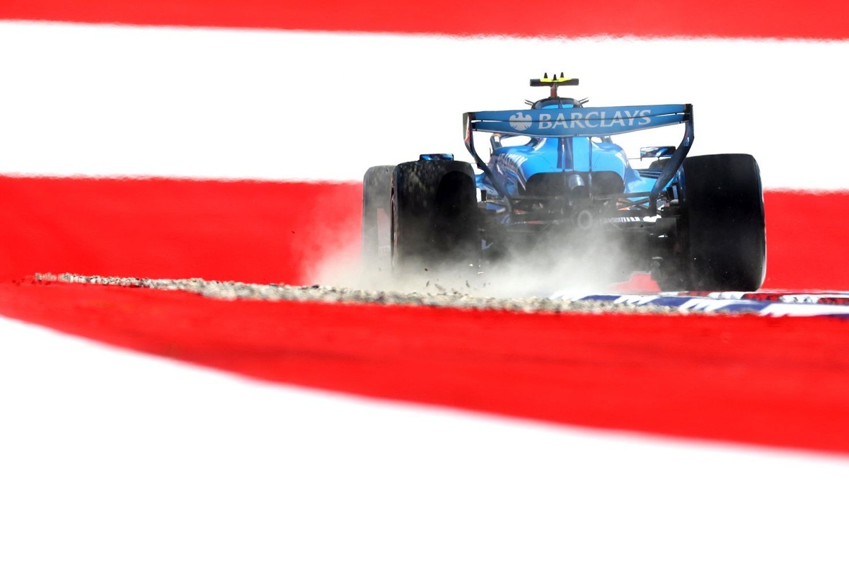 F1 奧地利站：Antonelli 兩練領先，Perez 熱癱車成焦點