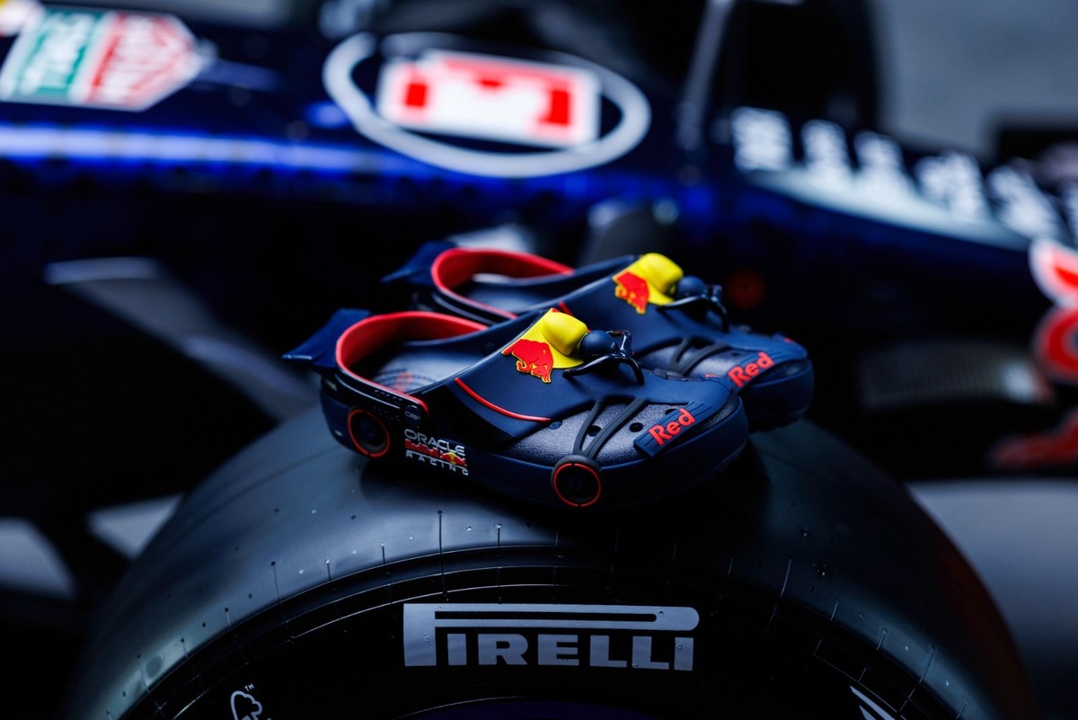 Red Bull 推出與 Crocs 聯乘鞋款　$95 Clog 向 F1 戰車致敬