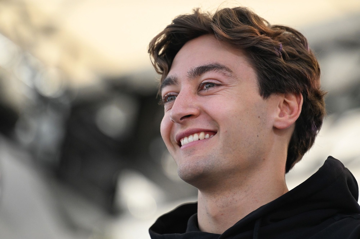 Russell 效法 Sainz 日本站頭盔貼粉絲貼紙 溫馨致敬小迷妹