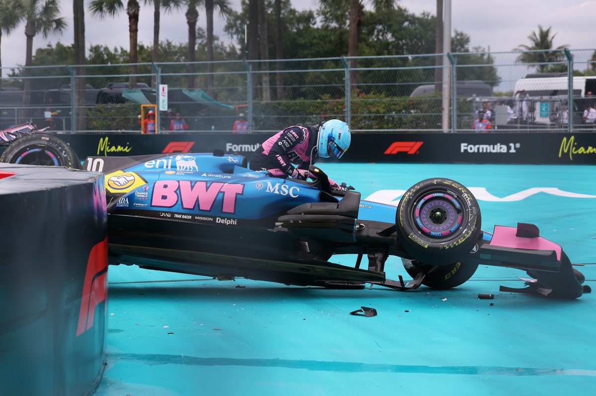 邁阿密大獎賽第六圈兩車連環撞毀 Gasly 車輛翻滾 Hadjar 怒砸軚盤