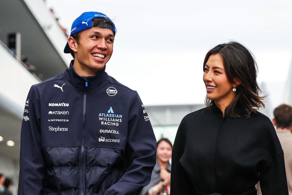 Alex Albon 揭秘向高爾夫球手 Lily Muni He 求婚延遲原因