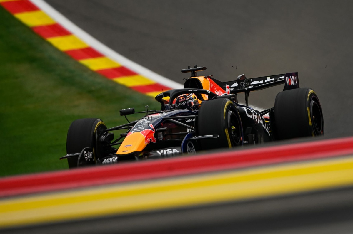 Verstappen 笑稱 F1 如「叢林」：Spa 避過飛機撞擊險情