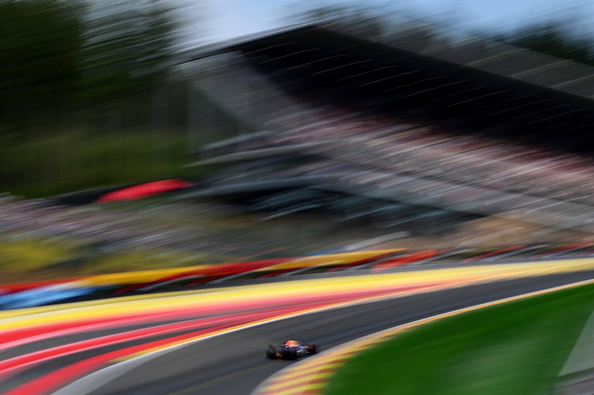 Spa 2026 成「F3 車身 F1 下壓力」：Verstappen 與 McLaren 警告電力管理危機