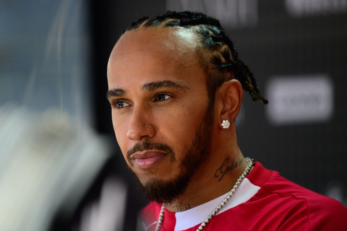 Lewis Hamilton 與 Kim Kardashian 齊現 Super Bowl 傳熱戀中