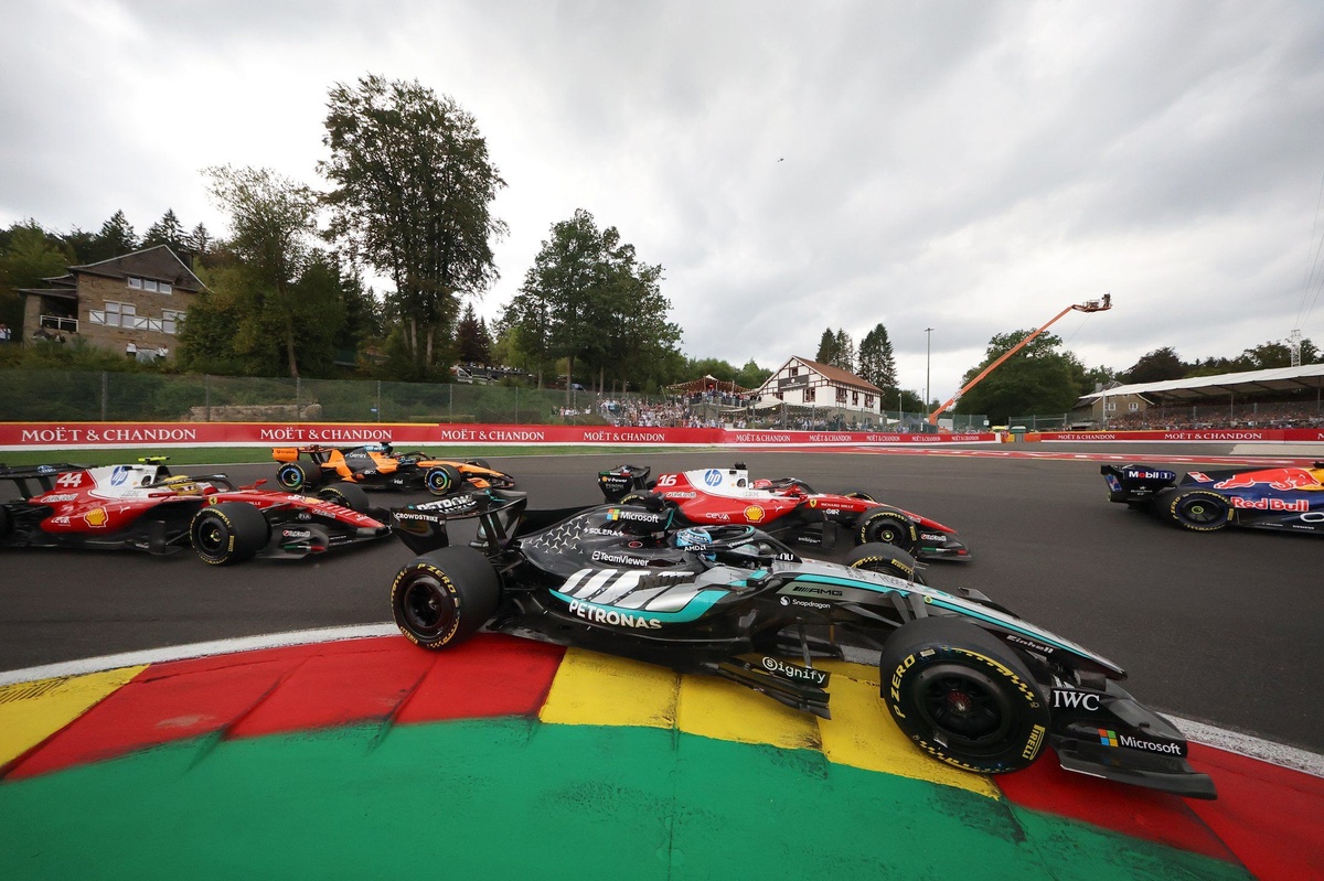 Wolff 承認 Mercedes 動力普遍失靈：Russell 比利時站首圈電池歸零險釀禍