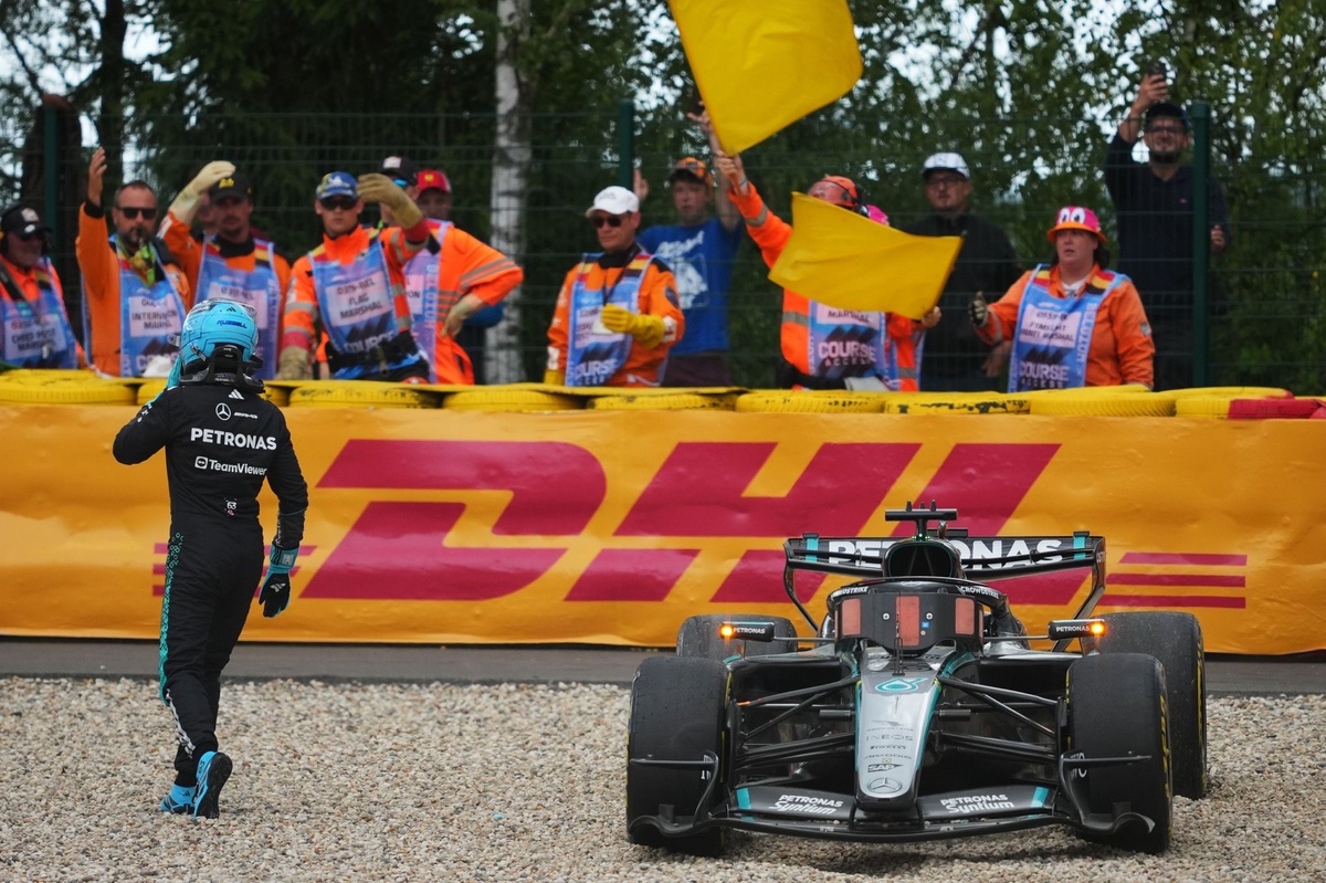 Russell Belgian GP 首圈出局：Hamilton 接觸導致 Mercedes 車手墮入碎石
