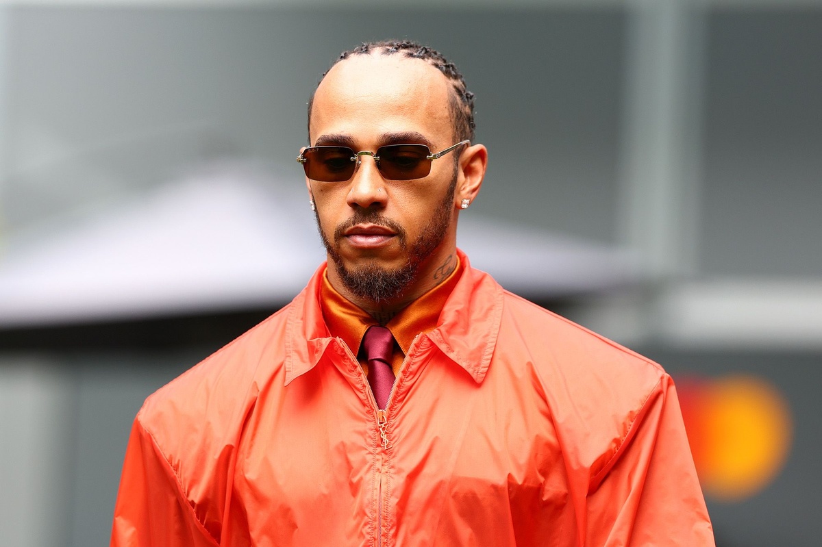 Hamilton 邁阿密 GP 驚豔登場 Saint Laurent 亮橙風衣成焦點