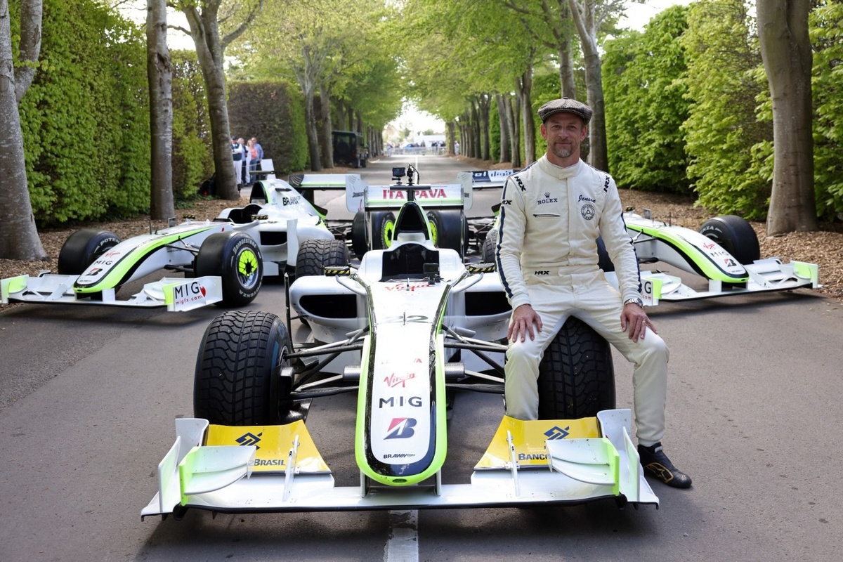 Button重溫冠軍榮光：Goodwood再駕Brawn GP奪冠賽車感動落淚