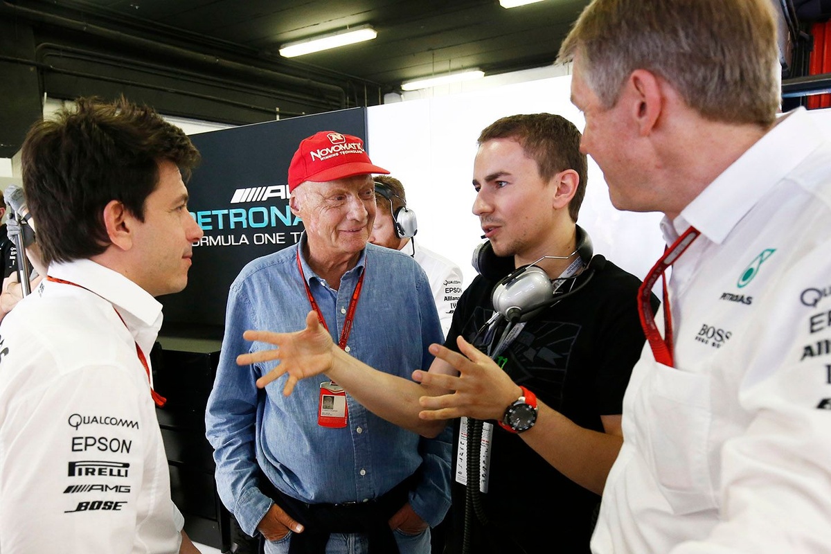 Mercedes 邀勞達家屬出席奧地利站：三冠王傳奇永存