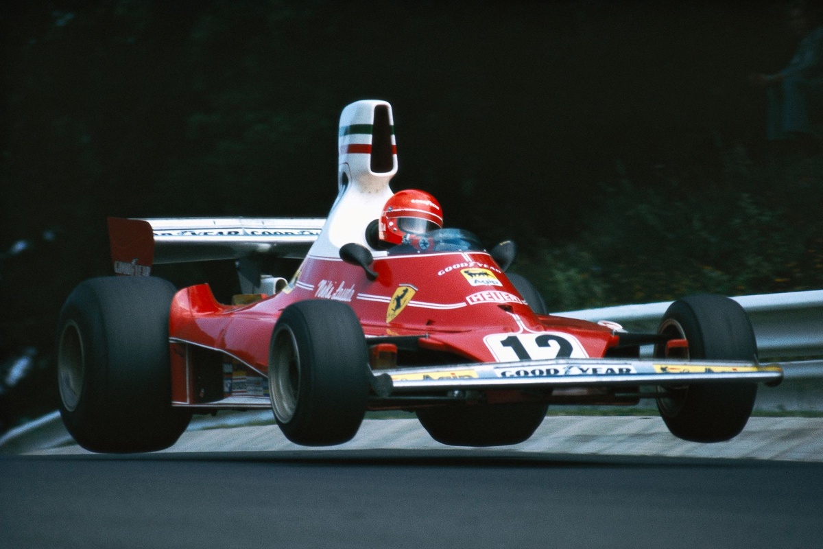 Niki Lauda 之子駕駛 1975 年冠軍法拉利 312T 重返奧地利賽道