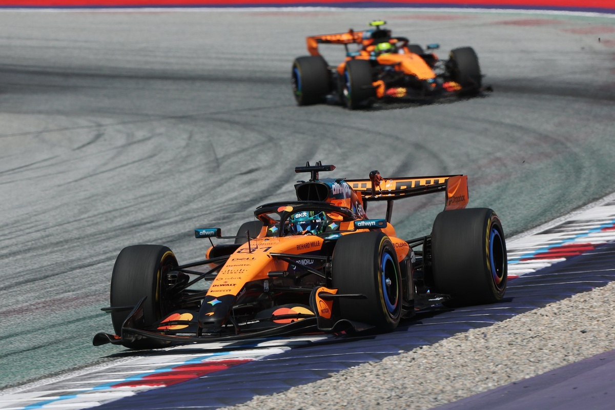 Adele 突訪 McLaren 總部：親試 F1 賽車模擬器並與車手暢談