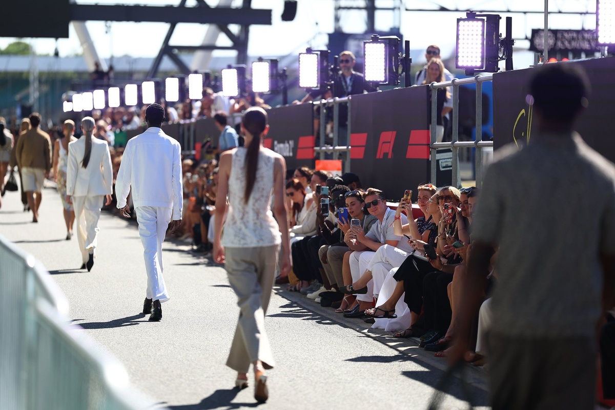 Silverstone 賽道創歷史：M&S 首辦 pit lane 時尚秀，F1 英國大獎賽前時尚與賽車交融