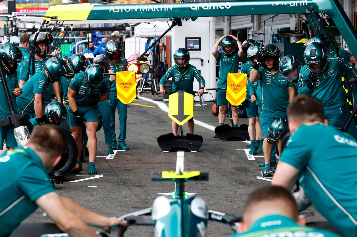 F1 維修區最壓力爆煲職位：千鈞一髮的千斤頂操作員