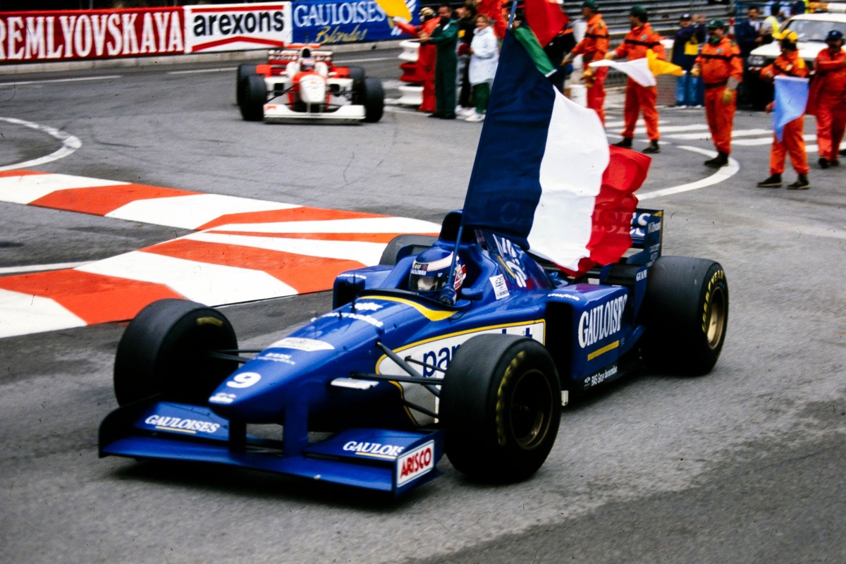 Panis 1996 摩納哥封王：混亂雨戰下奪生涯唯一 F1 勝利