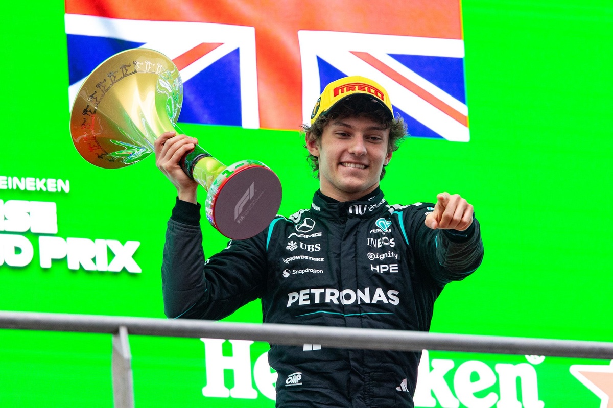 F1 粉絲震驚！中國大獎賽頒獎台上 Kimi Antonelli 被誤報 Kimi Raikkonen