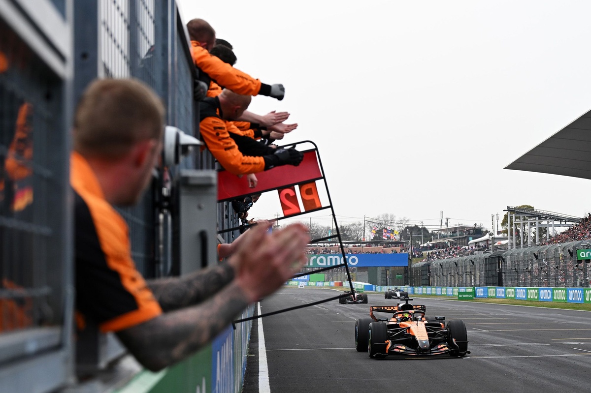 麥拉倫日本站首登頒獎台 Piastri 竄升第三 Stella 卻冷靜提醒落後 Mercedes